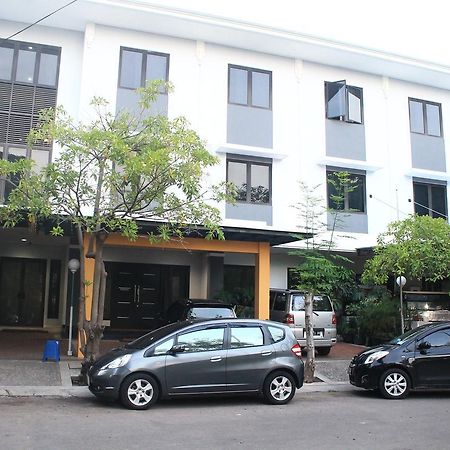 Carica Homestay Surabaya Exterior foto