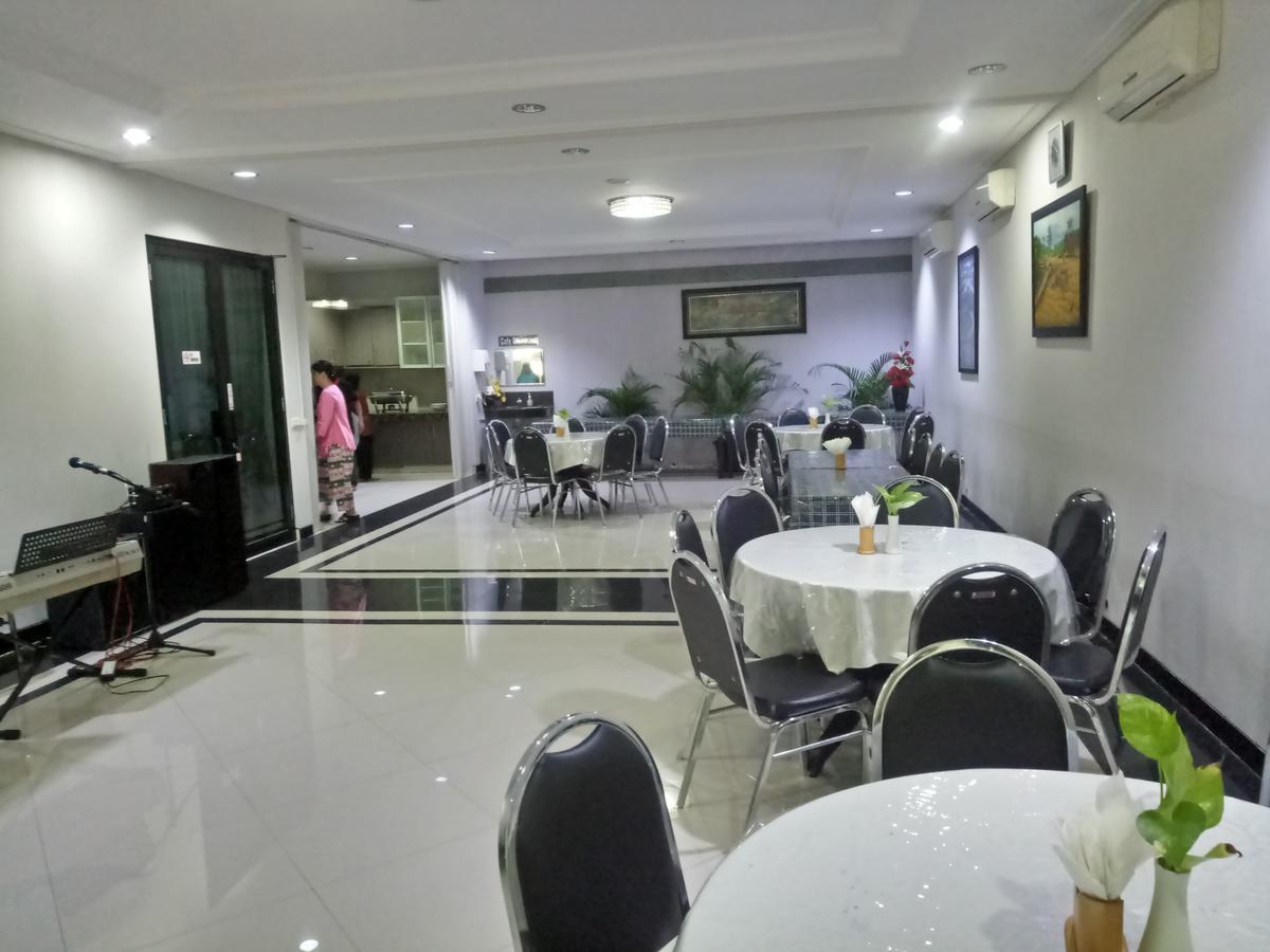 Carica Homestay Surabaya Exterior foto