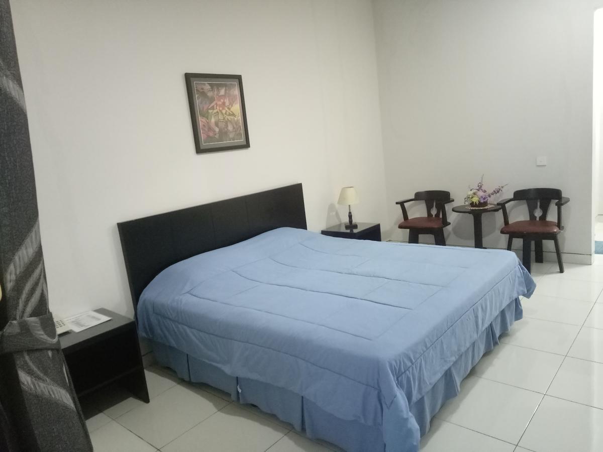 Carica Homestay Surabaya Exterior foto